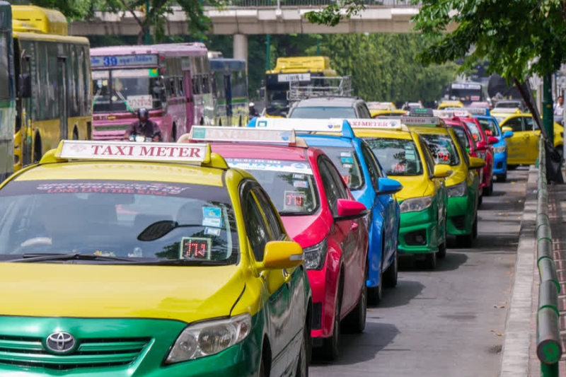 バンコクのタクシーの色の意味とぼったくりを回避するためには